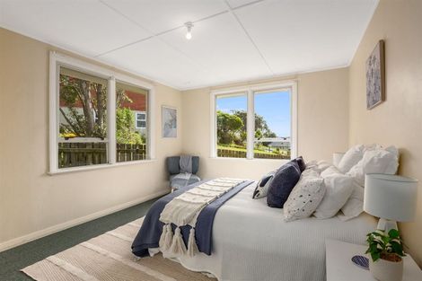 Photo of property in 2 Hiwi Crescent, Titahi Bay, Porirua, 5022