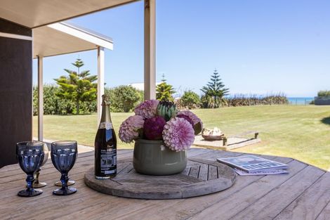 Photo of property in 77 Anglers Avenue, Warea, New Plymouth, 4381