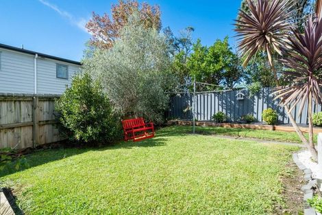 Photo of property in 2/3 Cezanne Place, New Lynn, Auckland, 0600