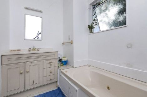 Photo of property in 8a Nutsey Avenue, Northcote, Auckland, 0627