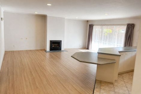 Photo of property in 14 Corta Bella Place, Golflands, Auckland, 2013