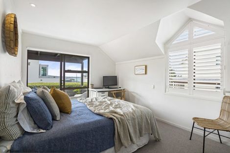 Photo of property in 2/10 Merani Street, Narrow Neck, Auckland, 0622