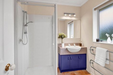 Photo of property in 18 Kinross Drive, Merrilands, New Plymouth, 4312