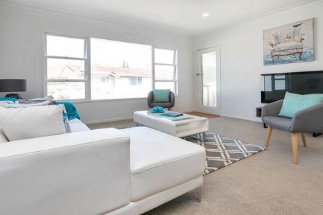 Photo of property in 2/613 Beach Road, Rothesay Bay, Auckland, 0630