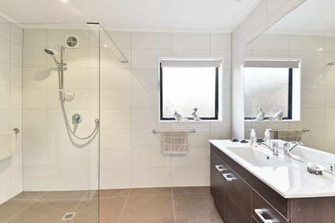 Photo of property in 16 Shepherds Road, Papakura, 2110