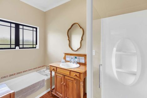 Photo of property in 20 Paraekaretu Street, Hunterville, 4730