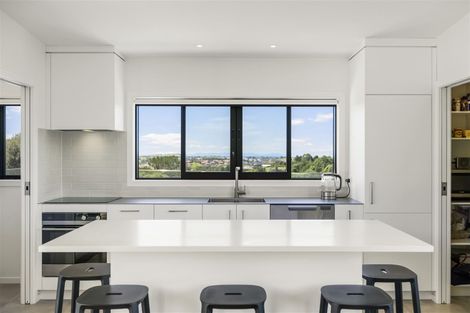 Photo of property in 1117a Whangaparaoa Road, Matakatia, Whangaparaoa, 0930