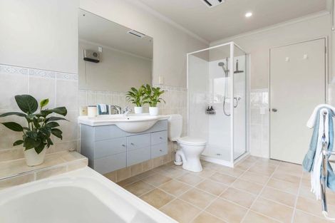 Photo of property in 4 Rialto Court, East Tamaki Heights, Auckland, 2016