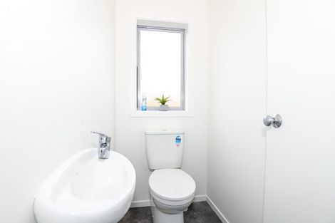 Photo of property in 75 Dress Circle, Newlands, Wellington, 6037