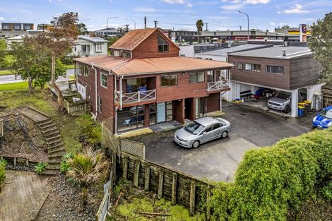 Photo of property in 2 Seaview Avenue, Northcote, Auckland, 0627