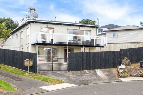 Photo of property in 10 Halcombe Place, Green Bay, Auckland, 0604