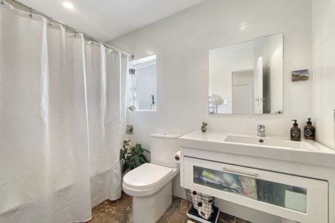 Photo of property in 122 Atkinson Road, Titirangi, Auckland, 0604