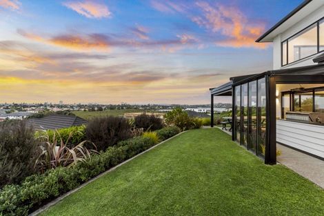 Photo of property in 69 Maka Terrace, Orewa, 0931