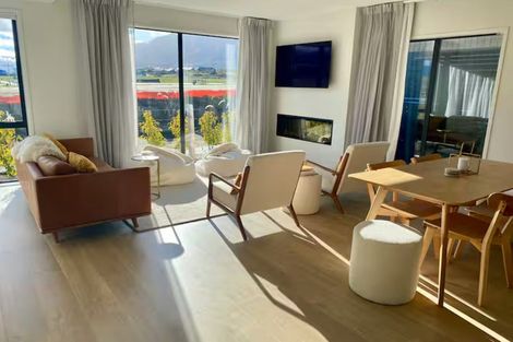 Photo of property in 2 Chapman Way, Jacks Point, 9371