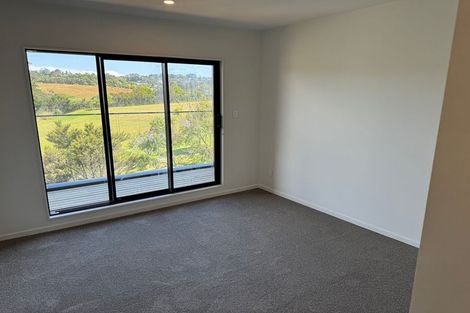Photo of property in 14 Medallion Drive, Oteha, Auckland, 0632
