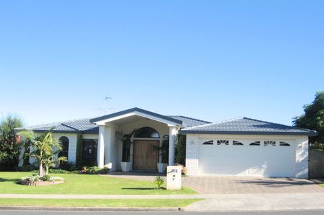 Photo of property in 11 Glenveagh Park Drive, Weymouth, Auckland, 2103