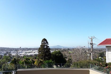 Photo of property in 19 Chivalry Road, Glenfield, Auckland, 0629