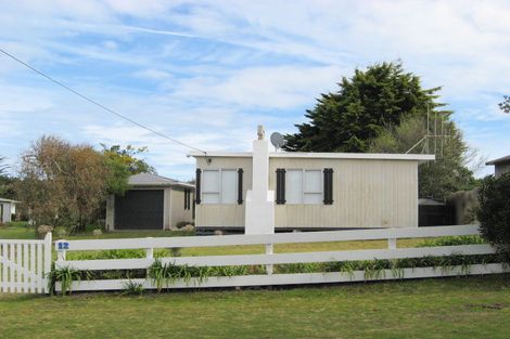 Photo of property in 12 Arthur Street, Waikawa Beach, Manakau, 5573