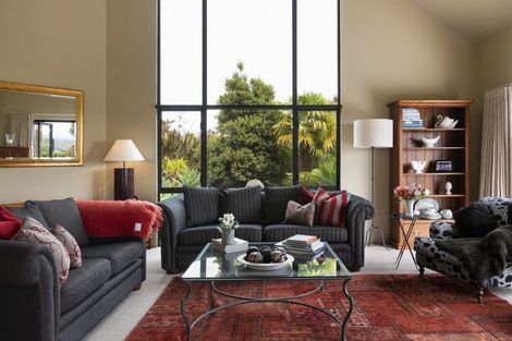 Photo of property in 70 Waicola Drive, Fitzherbert, Palmerston North, 4471