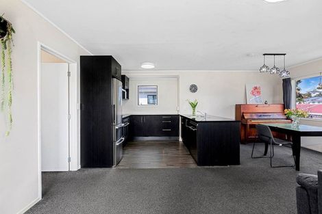 Photo of property in 1/24 Caribbean Drive, Unsworth Heights, Auckland, 0632