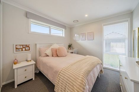 Photo of property in 15 Rewarewa Way, Timberlea, Upper Hutt, 5018