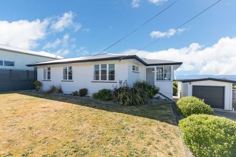 Photo of property in 14 Ruskin Road, Newlands, Wellington, 6037