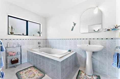 Photo of property in 16 Sunny Crescent, Huapai, Kumeu, 0810