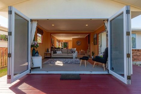 Photo of property in 80 Crawford Avenue, Mangere Bridge, Auckland, 2022