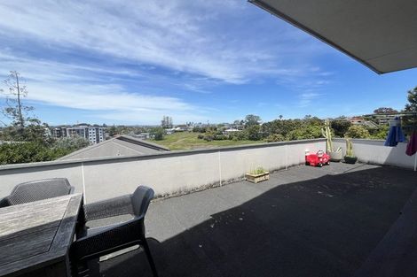 Photo of property in 2/30 Martin Crescent, Northcote, Auckland, 0627