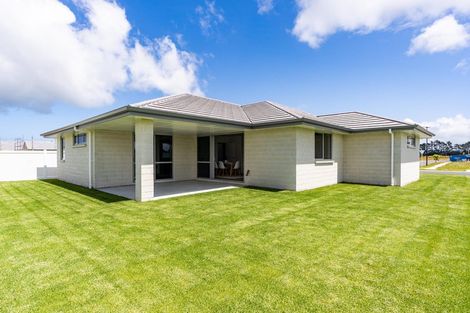 Photo of property in 104 Kaurinui Crescent, One Tree Point, 0118