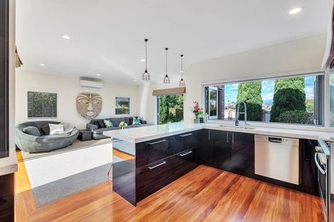 Photo of property in 16 Commodore Parry Road, Castor Bay, Auckland, 0620