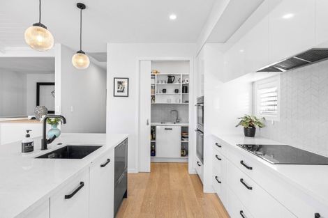 Photo of property in 341 Devonport Road, Tauranga, 3110