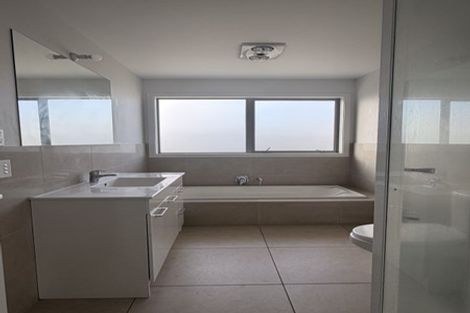 Photo of property in 11 Bendigo Grove, Newlands, Wellington, 6037