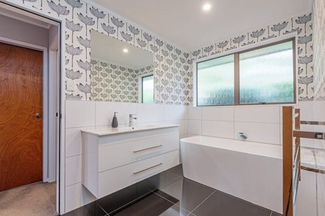 Photo of property in 18 Truscott Grove, Awapuni, Palmerston North, 4412