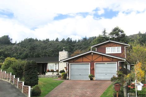 Photo of property in 13 Harewood Grove, Pinehaven, Upper Hutt, 5019