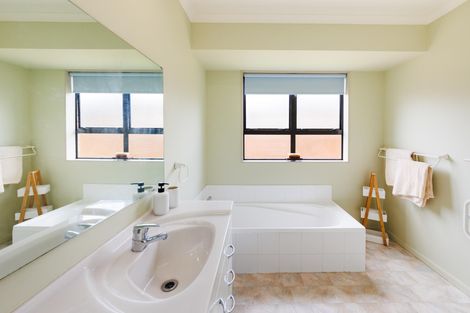 Photo of property in 14 Woodgate Court, Fitzherbert, Palmerston North, 4410