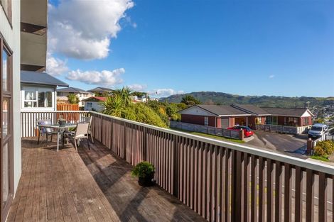 Photo of property in 106 Gloaming Hill, Titahi Bay, Porirua, 5022