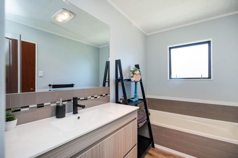 Photo of property in 2 Higgin Place, Feilding, 4702