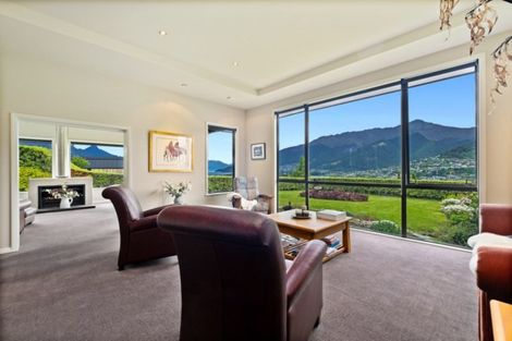 Photo of property in 8 Milward Place, Kelvin Heights, Queenstown, 9300