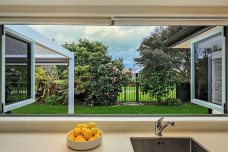 Photo of property in 28 Kensington Drive, Taradale, Napier, 4112
