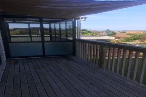 Photo of property in 19 Rosewarne Crescent, Glendene, Auckland, 0602