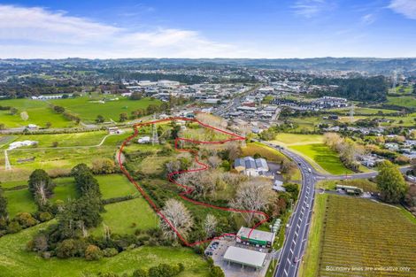 Photo of property in 7 Main Road, Kumeu, 0810