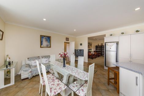 Photo of property in 4 The Oaks, Awapuni, Palmerston North, 4412