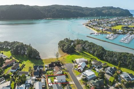 Photo of property in 102 Awarua Place, Whangamata, 3620