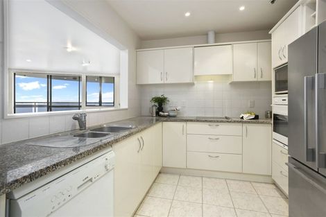 Photo of property in 5a/173 Hurstmere Road, Takapuna, Auckland, 0622