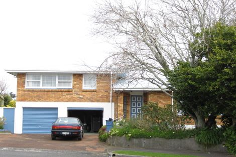 Photo of property in 12 Onslow Place, Merrilands, New Plymouth, 4312