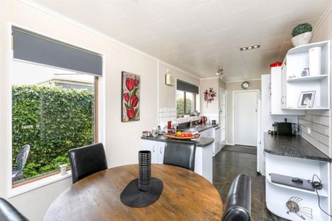 Photo of property in 4 Woodleigh Street, Frankleigh Park, New Plymouth, 4310