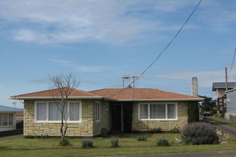 Photo of property in 33 Lee Street, Castlecliff, Whanganui, 4501