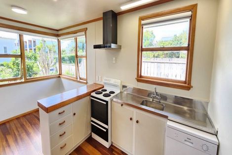 Photo of property in 2 Donnelly Street, Oakura, 4314