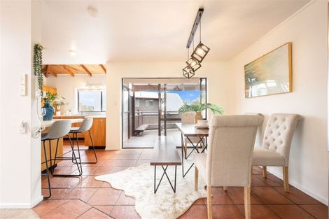 Photo of property in 17 Unsworth Drive, Unsworth Heights, Auckland, 0632